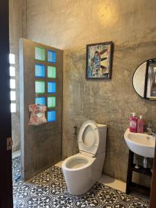 Et badeværelse på Wongtawan House with comfortable relaxing time + 30 billeder