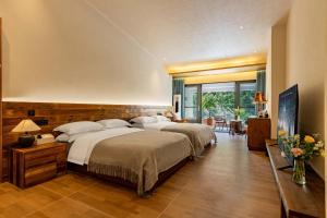 Giường trong phòng chung tại Jade Peak Hot Spring Villa +98 ảnh