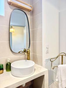 un baño con lavabo y espejo en L écrin secret de Foix, en Foix 19 fotos más