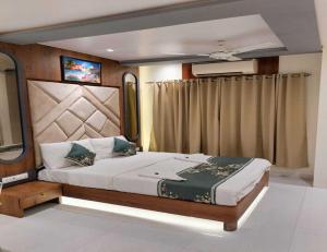 Un pat sau paturi într-o cameră la Hotel Anuha