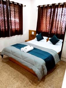 Un pat sau paturi într-o cameră la Kavyam Villa +30 fotografii