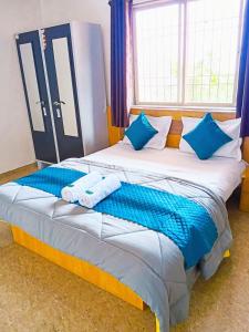 Un pat sau paturi într-o cameră la Kavyam Villa