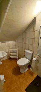 Et badeværelse på Pokoje Gościnne VEIKSME + 35 billeder