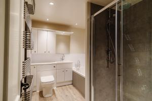 Et badeværelse på Gable End, Luxury Apartment, Central Ambleside + 47 billeder