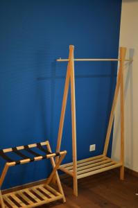 Dos estantes de madera en una habitación con una pared azul. en Rivière, en La Celle-sous-Gouzon