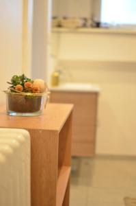 Un bol de fruta en una mesa de cocina. en Rivière, en La Celle-sous-Gouzon