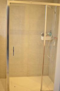 una ducha con puerta de cristal en un baño en Rivière, en La Celle-sous-Gouzon