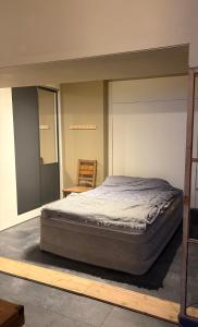 een slaapkamer met een groot bed in een kamer bij Helsingebockens Fastigheter 