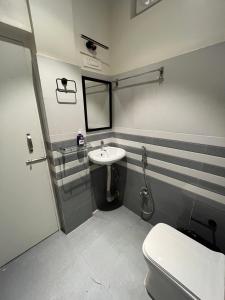 Koupelna v ubytování Entire 2BHK Luxury Comfort Flat at Noi Homes + 10 fotografií