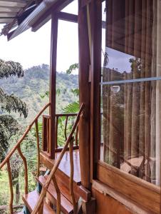 En balkon eller terrasse på Antara Green Cottage Ella