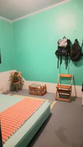 een kamer met matten en andere voorwerpen aan de muur bij Casa da Pri - Azul - Vila de São Jorge in Sao Jorge