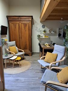 a living room with chairs and a table at La Métairie au milieu des vignes in Réaux