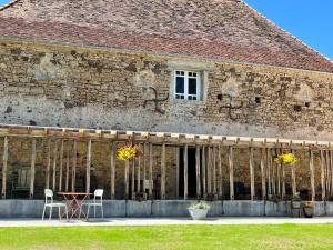 a building being constructed with a table and chairs in front of it at Luxe tent met rust, ruimte en uitzicht in Saint-Sulpice-dʼExcideuil