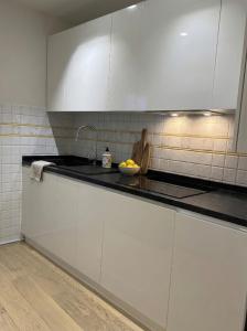 Køkken eller tekøkken på Respiro - deluxe apartment - super central - only real beds - wifi airco TV65