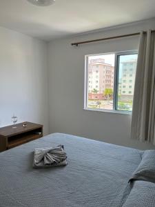 a bedroom with a bed and a window at VOG Torres do Sul Litoral Ilhéus in Ilhéus +32 photos