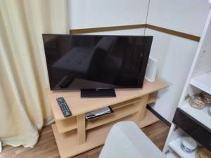 Телевизор и/или развлекательный центр в Townhouse No, 3 - Vacation STAY 43084v