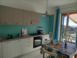 una cocina con una mesa y una estufa horno superior en La Casa degli Artisti 2, en Realmonte 11 fotos más