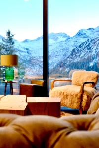 ein Wohnzimmer mit Blick auf einen verschneiten Berg in der Unterkunft Caselva Arosa Mountain Residence by Arosa Stay in Arosa + 2 Fotos