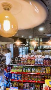 Σούπερ μάρκετ ή άλλα καταστήματα σε αυτό το ξενοδοχείο ή εκεί κοντά