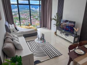 Posezení v ubytování Georgetown#Beacon Executive Suite SkyPool#Luxury&Glamorous Suite#2BR#Living Room with Queen Bed