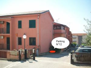 una casa roja con un frisbee delante de ella en La Casa degli Artisti 2, en Realmonte