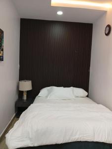 Ένα ή περισσότερα κρεβάτια σε δωμάτιο στο Heirloom Luxury Hotel and Apartments