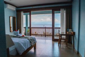 Postel nebo postele na pokoji v ubytování Blue Harbor Beachfront Villas & Resto + 63 fotografií