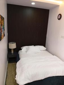 Ένα ή περισσότερα κρεβάτια σε δωμάτιο στο Heirloom Luxury Hotel and Apartments