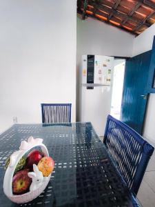 eine Schale mit Obst auf einem Glastisch in der Unterkunft Casa da Vó Rita - praia do Cumbuco in Caucaia + 27 Fotos
