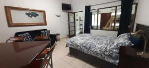 HAPPY HOUSE @ 16 في سانت لوسيا: غرفة نوم بها سرير ومكتب ومرآة +32 صورة