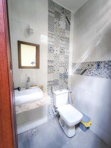 ein Badezimmer mit Toilette und Waschbecken in der Unterkunft Casa da Vó Rita - praia do Cumbuco in Caucaia