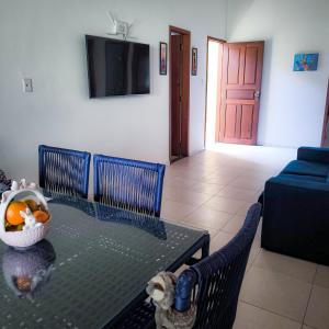 ein Tisch mit einem Obstkorb darauf in einem Wohnzimmer in der Unterkunft Casa da Vó Rita - praia do Cumbuco in Caucaia + 27 Fotos