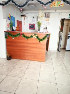 um balcão com uma guirlanda de Natal em cima dele em hawka pacha cusqueña em Cusco