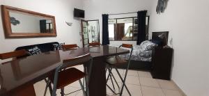 HAPPY HOUSE @ 16 في سانت لوسيا: غرفة معيشة مع طاولة وبعض الكراسي