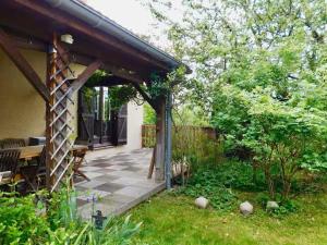 a porch of a house with a patio at Le refuge de la fée in Fellering