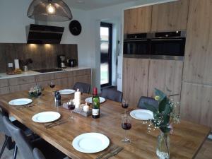 tavolo da pranzo con bottiglia di vino di Velduil 62 a Hulshorst