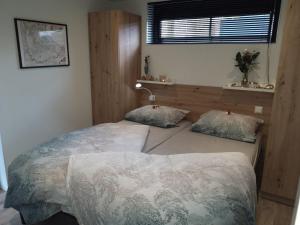 una camera con 2 letti singoli di Velduil 62 a Hulshorst