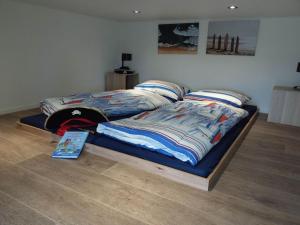 una camera da letto con un letto e un libro sul pavimento di Velduil 62 a Hulshorst