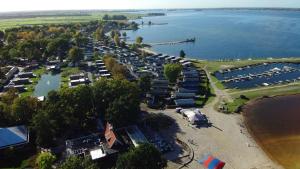 una vista aerea di un parcheggio vicino all'acqua di Velduil 62 a Hulshorst Altre 6 foto