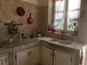 encimera de cocina con 2 lavabos y ventana en Maison de Sila, en Bir el Djir 160 fotos más