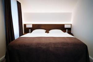 a bedroom with a large bed with two pillows at Zum Mühlenteich in Bassum