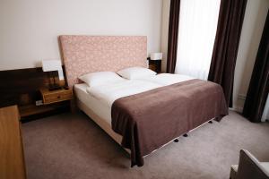 a bedroom with a large bed and a window at Zum Mühlenteich in Bassum