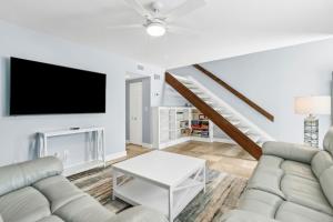 TV a/nebo společenská místnost v ubytování Fernandina Shores 6357 condo