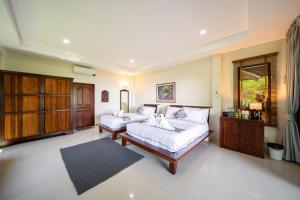 En eller flere senge i et værelse på Chaweng Bay View Resort by Smith & Appy