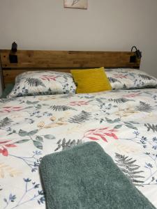 Ένα ή περισσότερα κρεβάτια σε δωμάτιο στο Apartman nad Metují