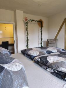 En eller flere senge i et værelse på statt HOTEL - individuelle, gemütliche Dachgeschoßwohnung zum wohlfühlen - im Herzen Oldenburg