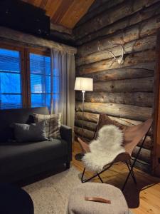 un soggiorno con un divano e una sedia di Kelo Naava a Ruka