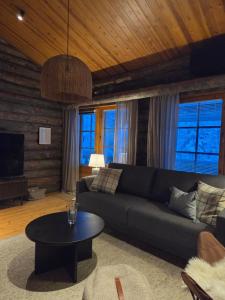 un soggiorno con un divano e un tavolo di Kelo Naava a Ruka