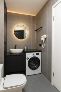古多里New Gudauri - Feel Like a Kid - Cozy Apartment的配有洗衣机和水槽的浴室