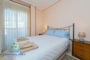 En eller flere senge i et værelse på 3 Bed 2 Bath Apartment Los Pinos + 16 billeder